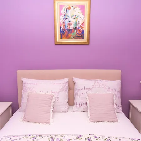 Sophie's Place Апартаменты *